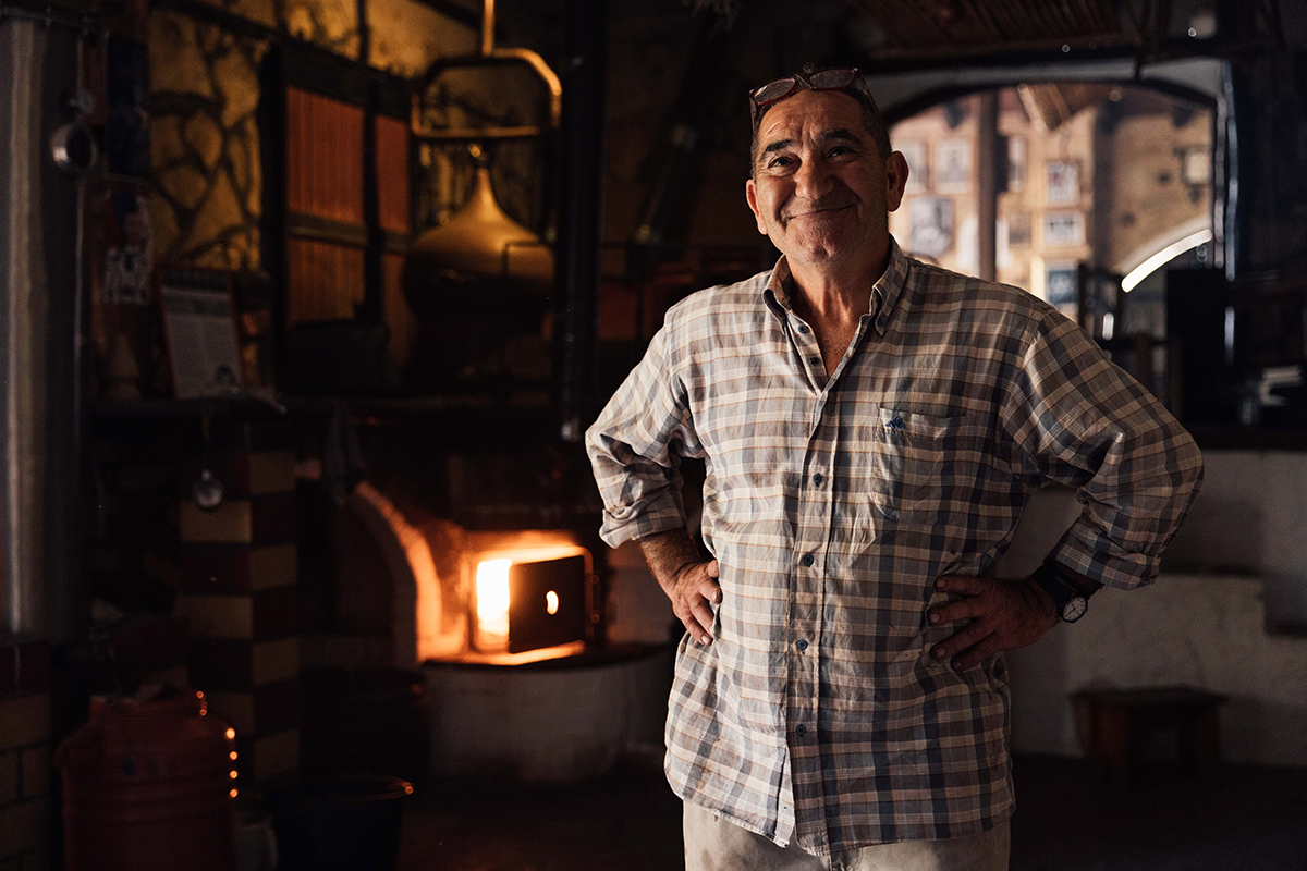 Vasilis produceert Griekse raki uit liefde voor zijn vader, de Griekse cultuur en Kretense tradities!