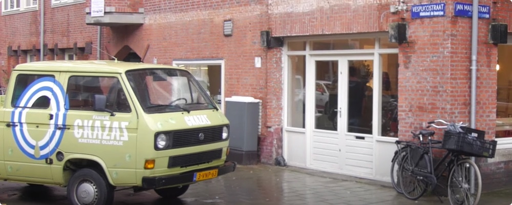 You can easily spread olive oil on your bread with this ‘olive oil-roller’